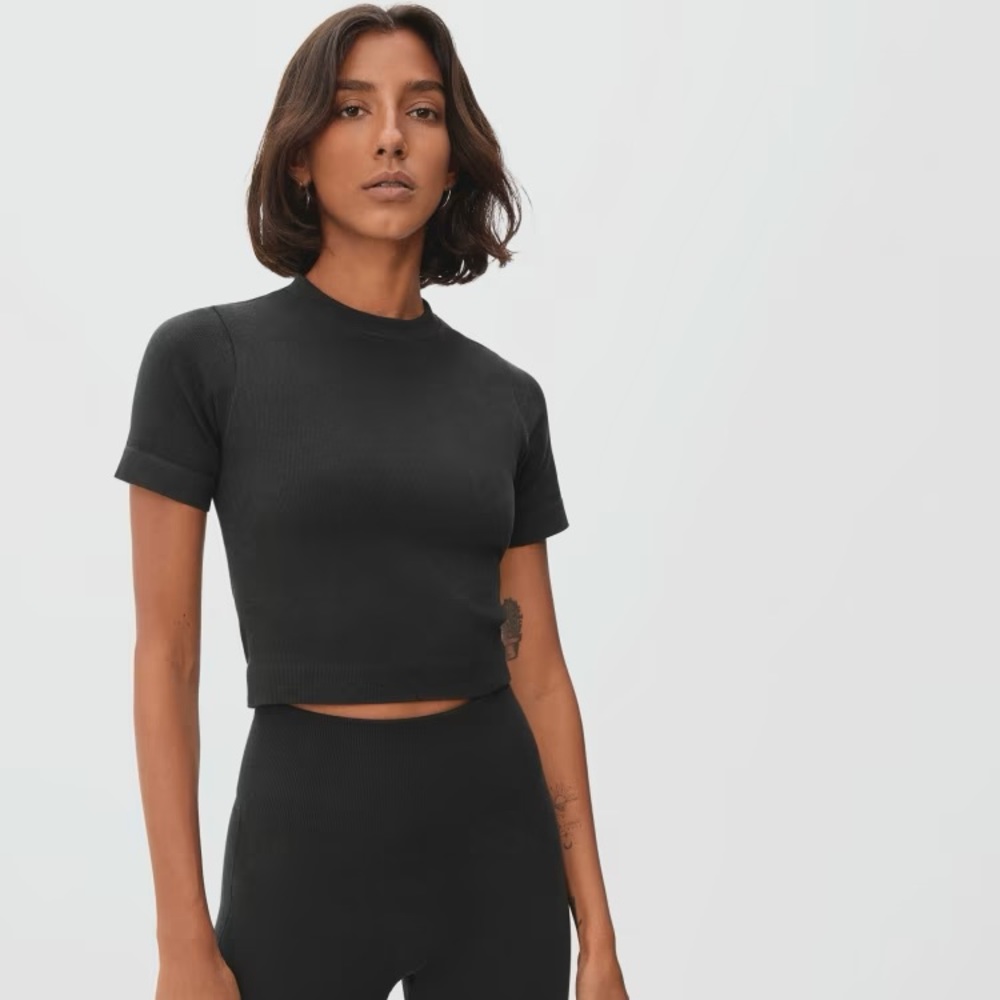 Everlane seemless tee black
